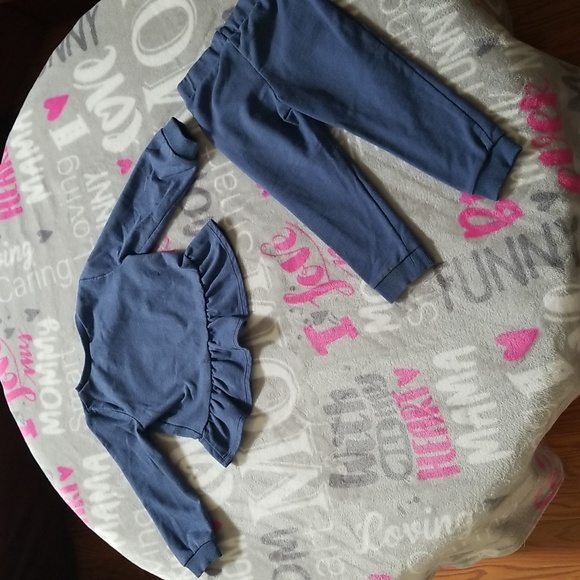 ❣5 for $25 Sale❣ Carter's Strawberry Toddler Sweatsuit Set - Size 3T - Picture 2 of 6